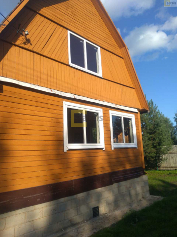 деревянный дом с теплыми окнами